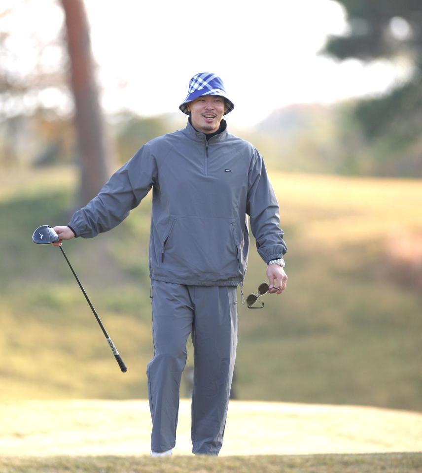 　ラウンド中に笑顔を見せる佐藤輝（撮影・北村雅宏）