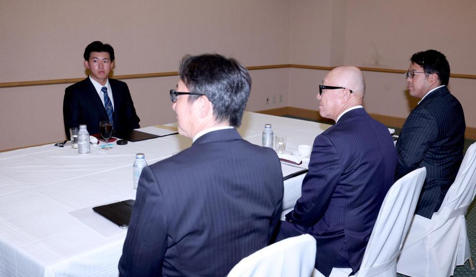 　仮契約交渉に臨むドラフト１位・立石（撮影・金田祐二）