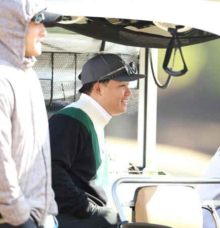 　カート内から前方に目をやる森下（撮影・北村雅宏）