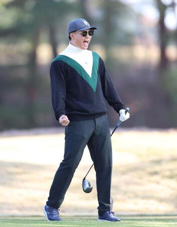 　ティーショットを放ち、絶叫する森下（撮影・北村雅宏）