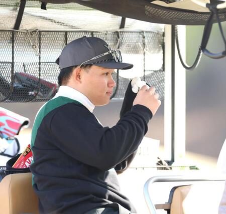 　カート内から前方に目をやる森下（撮影・北村雅宏）