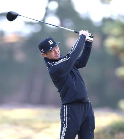 　ティーショットを放つ近本（撮影・北村雅宏）