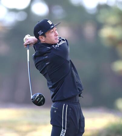 　ティーショットを放つ近本（撮影・北村雅宏）