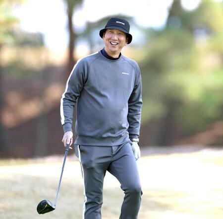 　ラウンド中に笑顔を見せる藤川監督（撮影・北村雅宏）