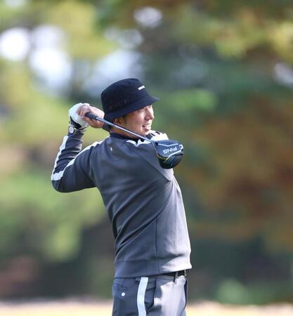 　素振りをする藤川監督（撮影・北村雅宏）