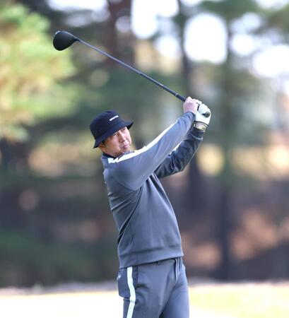 　ティーショットを放つ藤川監督（撮影・北村雅宏）