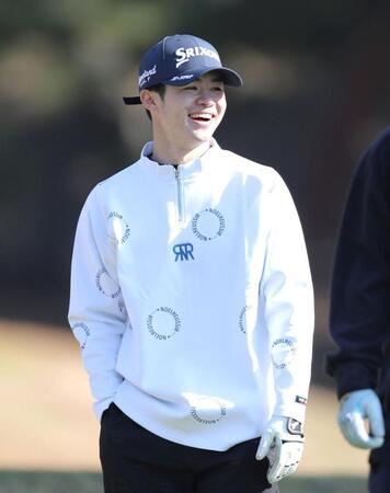 　ラウンド中に笑顔を見せる中野＝２１日