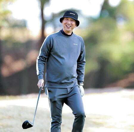　ラウンド中に笑顔を見せる藤川監督＝２１日
