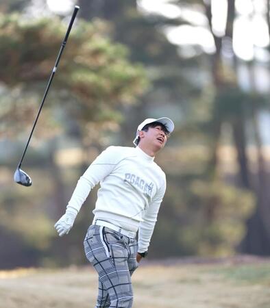 　ティーショットを放つ畠＝２１日
