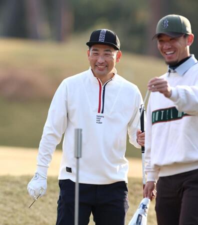 　ラウンド中に笑顔を見せる岩崎（左）＝２１日