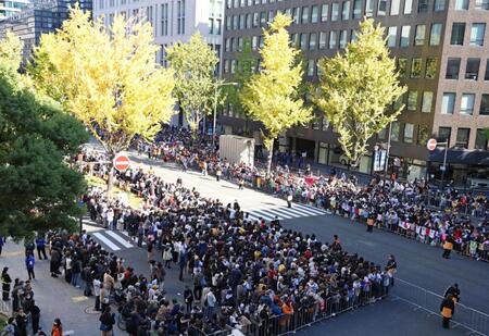 【写真】「優勝おめでとう！！　感動をありがとう！！」の横断幕でテンション高まる！御堂筋は祝福ムード