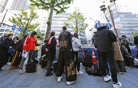 　大阪・御堂筋で阪神の優勝記念パレードを待つファンら