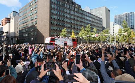 阪神Ｖパレード　大阪府の吉村知事が「ちょっとどういうことですか！」とツッコミ　「この中でクラファンしてくれた人？」にゼロ