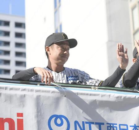 　沿道のファンに手を振る島本（撮影・西田忠信）