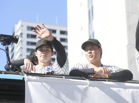 　沿道のファンに手を振る中野（左）と大山（撮影・西田忠信）