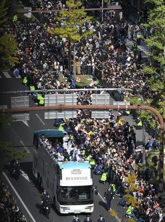 　御堂筋をパレードする阪神ナイン（撮影・飯室逸平）