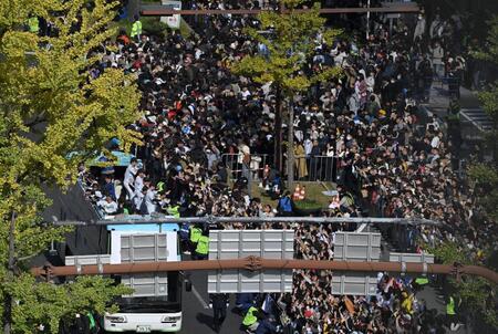 　沿道のファンに手を振り、御堂筋をパレードする阪神ナイン（撮影・飯室逸平）