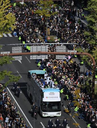 　御堂筋をパレードする阪神ナイン（撮影・飯室逸平）