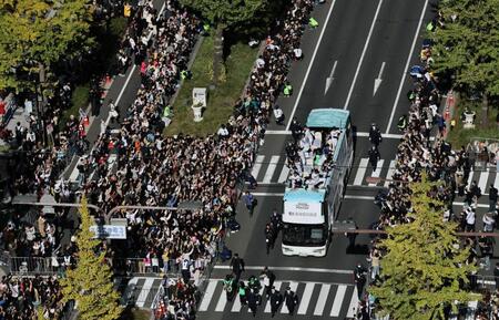 　大声援を受ける藤川監督らを乗せたパレードカー（撮影・田中太一）