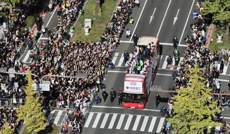 　ファンの声援を受ける阪神ナイン（撮影・田中太一）