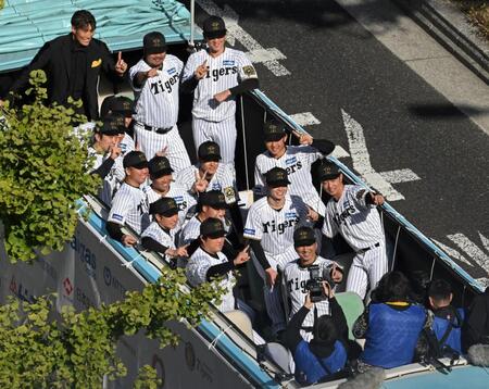 【写真】あっ!優勝パレード藤川監督らナイン集合写真にちゃっかり超人OBまで!! 和気あいあいの雰囲気