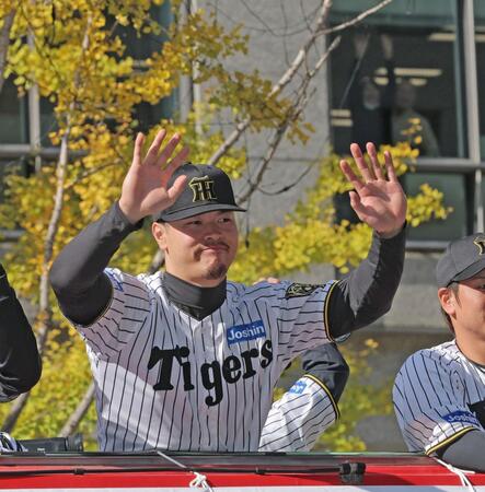 　沿道のファンの声援に応える佐藤輝（撮影・北村雅宏）