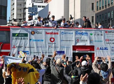 　沿道に集まったファンに笑顔で手を振る（左から）岩崎、岩貞、佐藤輝、梅野（撮影・立川洋一郎）