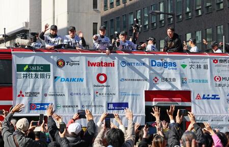 　沿道に集まったファンに笑顔で手を振る（左から）岩崎、岩貞、佐藤輝、梅野（撮影・立川洋一郎）