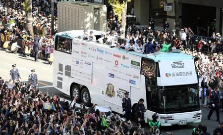 　沿道のファンと万歳をする藤川監督（手前右端）＝撮影・中田匡峻