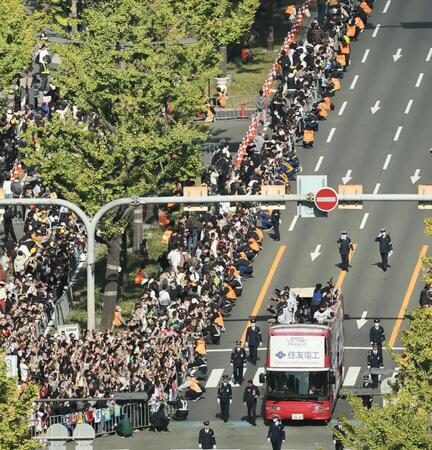 　パレードカーに手を振るファン（撮影・田中太一）