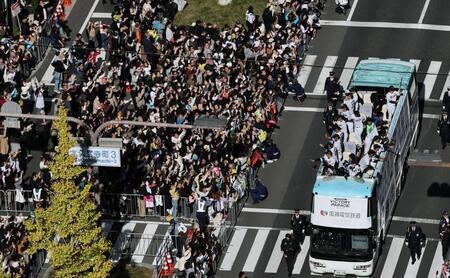 　沿道のファンに手を振る藤川監督らを乗せたパレードカー（撮影・田中太一）