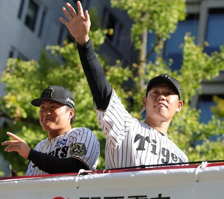 　ファンの声援に手を振る原口（左は前川）＝撮影・坂部計介