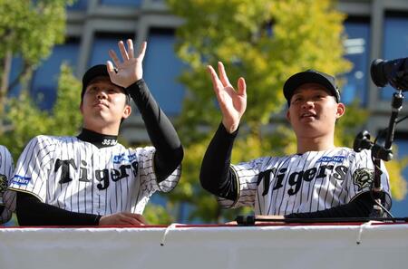 　ファンの声援に手を振って応える才木（左）と森下（撮影・坂部計介）