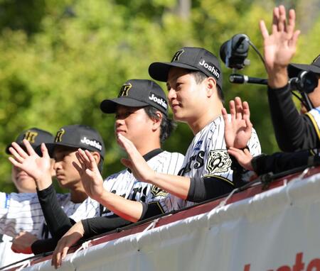 　笑顔で手を振る高橋（左）と大竹（撮影・坂部計介）