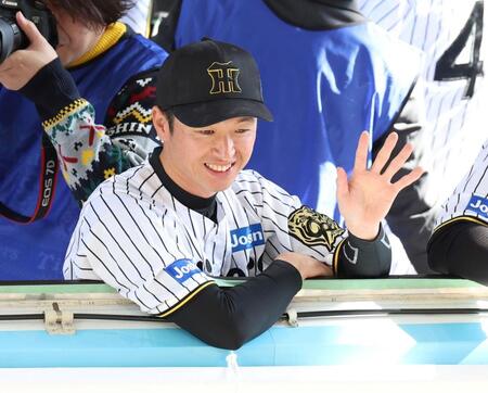 　沿道のファンに手を振る近本（撮影・中田匡峻）