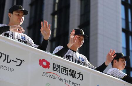 　ファンの声援に笑顔で応える（左から）栄枝、及川、石井（撮影・坂部計介）