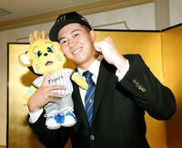 　仮契約交渉を終え“コラッキー”と笑顔を見せる創価大・立石（撮影・金田祐二）