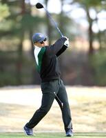 　ティーショットを放つ森下（撮影・北村雅宏）