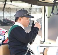 　カート内から前方に目をやる森下（撮影・北村雅宏）