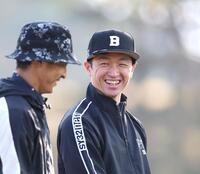 　ラウンド中に表情を崩す近本（撮影・北村雅宏）