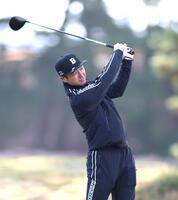 　ティーショットを放つ近本（撮影・北村雅宏）