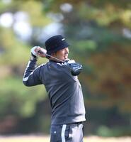 　素振りをする藤川監督（撮影・北村雅宏）