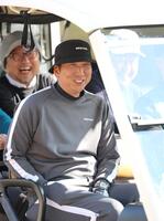 　ラウンド中に笑顔を見せる藤川監督（撮影・北村雅宏）