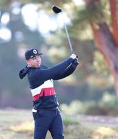 　ティーショットを放つ村上（撮影・北村雅宏）