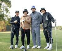 　スタート前に写真に納まる（左から）近本、梅野、佐藤輝、熊谷＝２１日