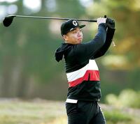 　ティーショットを放つ村上＝２１日