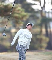 　ティーショットを放つ畠＝２１日