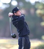 　ティーショットを放つ近本＝２１日