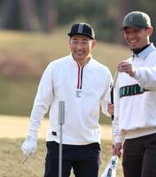 　ラウンド中に笑顔を見せる岩崎（左）＝２１日