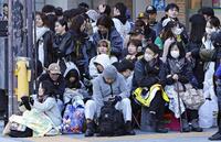 　大阪・御堂筋で阪神の優勝記念パレードを待つファンら